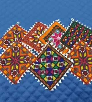 بيوز تراثيه متعددت الالوان