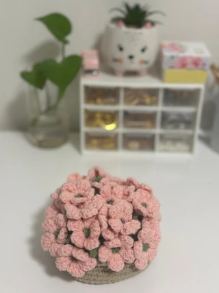 سلة مع 3 كوسترات من الوردة الكوبية 🌸