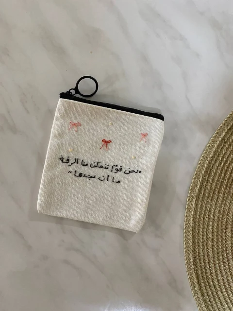 محفظة قماش مطرزة يدويا